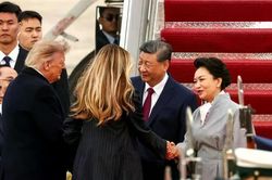 Bà Bành Lệ Viện và Melania Trump tái ngộ, gây chú ý với khoảnh khắc thân mật
