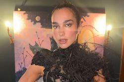 Dua Lipa cuốn hút với phong cách thời trang opera