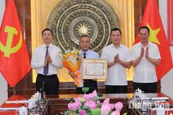 Bí thư Tỉnh ủy Lê Đức Thái và các đồng chí lãnh đạo, nguyên lãnh đạo tỉnh nhận Huy hiệu Đảng