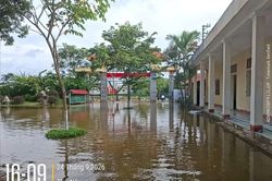 Huy động 7 máy bơm, khẩn trương tiêu thoát nước tại 3 trường học ở Đồng Tiến