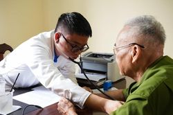 Người cao tuổi thường mắc nhiều bệnh mạn tính cùng lúc