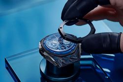 Đồng hồ xa xỉ dịch chuyển sang các chất liệu công nghệ cao
