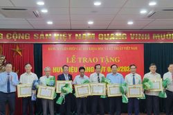 Trao Huy hiệu Đảng cho 111 đảng viên Liên hiệp các Hội Khoa học và Kỹ thuật Việt Nam