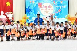Trao hơn 260 phần quà Tết Trung thu và 50 suất học bổng cho học sinh biên giới Vĩnh Điều