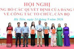 Phường Hà Tiên kết thúc hoạt động 2 đảng bộ, thành lập mới 21 chi bộ