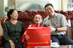 Phó Bí thư Thành ủy Trần Huy Phương thăm, tặng quà người cao tuổi tại phường Võ Cường và Bệnh viện Sản Nhi Bắc Ninh số 2