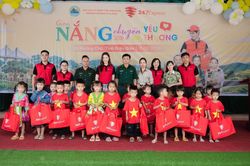 Hơn 1.300 học sinh vùng biên Điện Biên háo hức đón Tết Trung thu