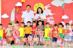 Trẻ em vùng biên vui Tết Trung thu