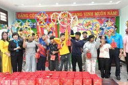Liên đoàn Lao động tỉnh Khánh Hòa trao 550 suất quà cho trẻ em có hoàn cảnh khó khăn dịp Trung thu