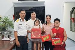 Trung đoàn 451 phối hợp trao 200 suất quà Trung thu cho thiếu nhi