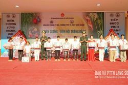 Ấm áp trung thu vùng biên