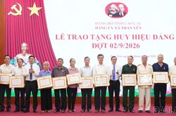 Văn Bàn, Trấn Yên trao, truy tặng Huy hiệu Đảng cho 254 đảng viên