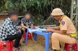 Học sinh chưa đủ tuổi lái xe “thông chốt” vẫn không thoát