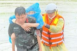 Các đơn vị, địa phương tỉnh Lâm Đồng hỗ trợ người dân khắc phục hậu quả mưa lũ