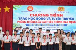 Trao 83 suất học bổng cho học sinh khó khăn khu vực Đông Lâm Đồng