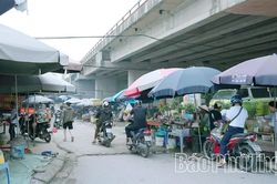 Tái diễn tình trạng lấn chiếm gầm cầu làm nơi buôn bán