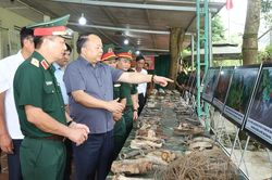 Chủ tịch UBND tỉnh Phan Huy Ngọc làm việc với Đội tìm kiếm, quy tập hài cốt liệt sĩ