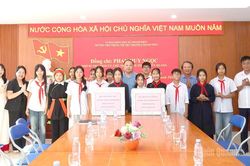 Chủ tịch UBND tỉnh Phan Huy Ngọc thăm, kiểm tra hoạt động trường PTNT Tiểu học & THCS Thanh Thuỷ và tặng quà Tết Trung thu tại một số đơn vị