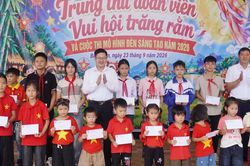 Đồng chí Đinh Quang Tuyên tặng quà Trung thu cho học sinh có hoàn cảnh khó khăn