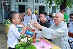 Chùa Sùng Đức tổ chức Trung thu cho học sinh các lớp phổ cập tại chùa