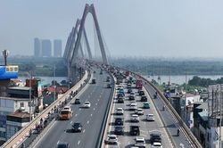 Hà Nội: Cầu Nhật Tân có thêm biển báo giữ khoảng cách an toàn, vạch kẻ chia cự ly