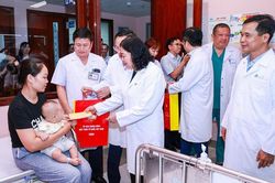 Chủ tịch MTTQ Việt Nam thăm, tặng quà Trung thu cho trẻ em tại Bệnh viện Nhi Trung ương