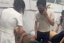 CSGT Nghệ An mở đường đưa cụ ông bị thương nặng do rơi từ tầng 2 xuống đi cấp cứu