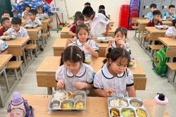 Góc nhìn văn hoá: "Bữa ăn bán trú" Hà Nội - Đừng để phụ huynh phải lên tiếng mới có hậu kiểm
