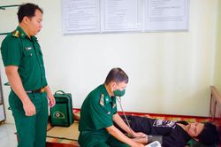 Bộ đội Biên phòng Cần Thơ tiếp nhận 5 ngư dân gặp nạn trên biển