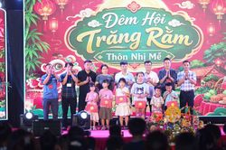 Trung thu đầu tiên sau sáp nhập, người dân Nhị Mễ (Hưng Yên) cùng quây quần bên lửa trại