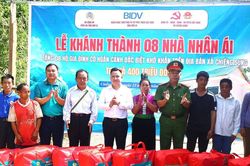 Sơn La bàn giao 8 Nhà nhân ái cho các hộ gia đình khó khăn