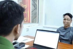 Tạm giữ người đàn ông cho vay lãi 'khủng', tàng trữ súng quân dụng
