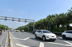 Lắp biển báo, vạch sơn cảnh báo khoảng cách phương tiện trên cầu Nhật Tân