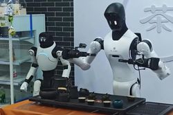 Trung Quốc: Robot trình diễn tại Triển lãm Trung Quốc - ASEAN