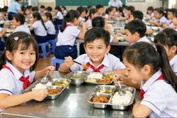 Để bữa ăn học đường được giám sát thực chất