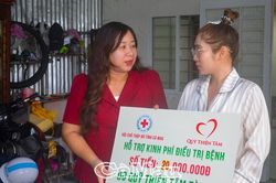 Trao tiền hỗ trợ các gia đình bệnh nhân có hoàn cảnh khó khăn tại Sông Đốc