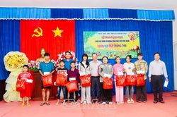 Mang Trung thu ấm áp đến trẻ em khó khăn
