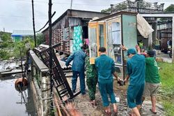Hỗ trợ kịp thời hộ dân bị lốc xoáy làm sập nhà