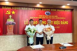 Trao tặng Huy hiệu 35 năm, 30 năm tuổi Đảng cho đảng viên của Đảng bộ bộ phận Kiểm toán nhà nước chuyên ngành III