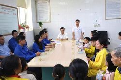 Chi đoàn Kiểm toán nhà nước khu vực XI mang Tết Trung thu đến với các bệnh nhân nhi Thanh Hóa