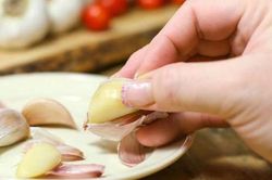 Bóc cả bát tỏi không cần ngồi cặm cụi cả buổi, thử 4 mẹo này vỏ bong nhanh, tay đỡ ám mùi