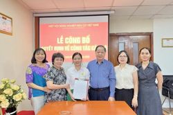 VOAA trao quyết định bổ nhiệm Phó Giám đốc Trung tâm Nghiên cứu, chuyển giao và Dịch vụ công nghệ sinh học hữu cơ