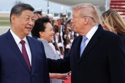 Tổng thống Donald Trump đón Chủ tịch Trung Quốc Tập Cận Bình tại sân bay
