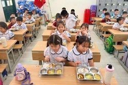 Trường tạm ngưng ăn bán trú vì vướng thủ tục: Sở ATTP TP.HCM thông tin