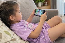 Trẻ xem video ngắn hàng giờ, khó tập trung và không chịu được buồn chán