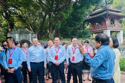 Đoàn cán bộ Thủ đô Viêng Chăn (Lào) học tập và trao đổi kinh nghiệm quản lý chính quyền tại phường Văn Miếu - Quốc Tử Giám