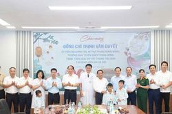 Trưởng ban Tuyên giáo Trung ương Trịnh Văn Quyết thăm các bệnh nhi nhân dịp Tết Trung thu