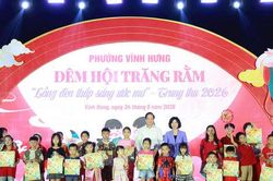 Đồng chí Phùng Thị Hồng Hà vui Trung thu cùng thiếu nhi phường Vĩnh Hưng