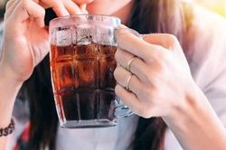 Người phụ nữ 34 tuổi tử vong vì thói quen uống nước ngọt và nước tăng lực