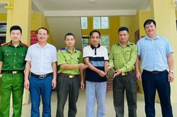 Sau cơn mưa, học sinh phát hiện rùa mỏ vẹt quý hiếm giữa vườn